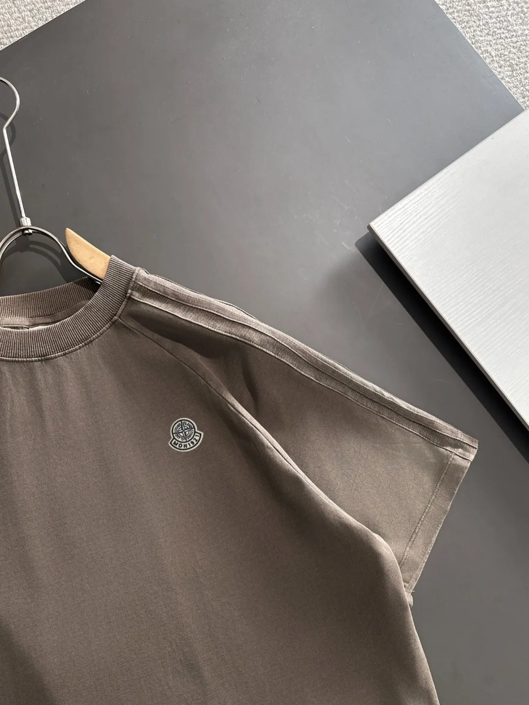Next day shipping P460 Stone lsland/stone island high quality 2025 spring and summer new casual heavy industry suit exclusively developed by yb! High quality production! Imported custom-made fabrics for foreign orders, with high breathability and comfort, impeccable details, brand element design concept, delicate and soft feel! It presents a casual cut and the upper body shape is great! On sale simultaneously on the official website! From a high-end men's positioning brand, the low-key luxury taste is irresistible! Exquisite workmanship and impeccable quality! The overall style is simple, fashionable and timeless, fully meeting the requirements of stylish and tasteful dressing! Size: S-XXL